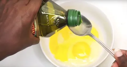Esta es la razón por la que debes frotar huevo en tu cabello todas las semanas