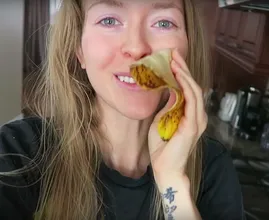 Diese Frau reibt jeden Tag eine Bananenschale über ihr Haar und Gesicht und das hier ist der erstaunliche Grund!