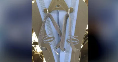 Na 'de jurk' is het internet weer totaal in de war: want WELKE kleur zijn deze slippers?