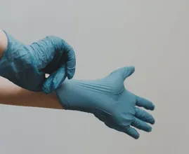 Let op: dit moet je niet doen met plastic handschoenen en mondkapjes