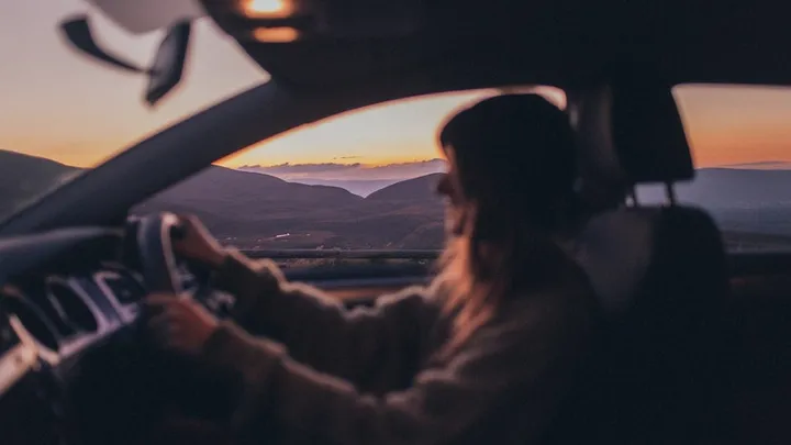 La madre con el bebé comienza a rogar por sobrevivir, luego se descubre su secreto.