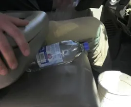 Cuerpo de bomberos advierte: nunca dejes una botella de agua dentro de tu automóvil