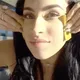 Esta mujer se frota todos los días una cáscara de plátano por el pelo y la cara, ¡y esta es la increíble razón!