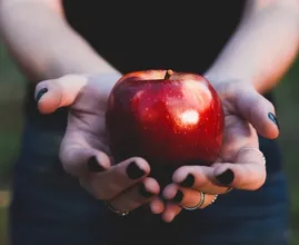 Wäschst du einen Apfel, bevor du ihn isst? Aus diesem Grund solltest du das lieber nicht tun
