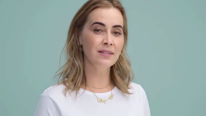 Anouk verkleedt zich als Meghan Markle (en andere iconische vrouwen)