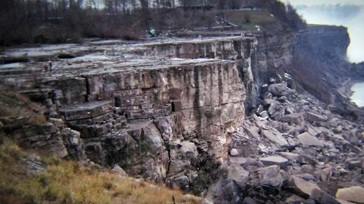 Découverte incroyable après l'assèchement des chutes du Niagara en 1969