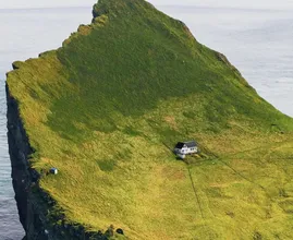 Diese 87-jährige Dame lebt allein auf einer abgelegenen Insel – zum ersten Mal öffnet sie die Türen