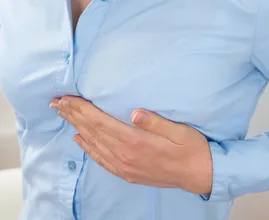 Tun deine Brüste weh? Das hier könnten die Ursachen deiner Brustschmerzen sein
