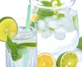 Was hilft wirklich bei Hitze: Warmes oder Kaltes trinken?