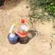 No tires la Coca Cola que se ha quedado sin gas, en su lugar úsala en tu jardín