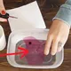 Ecco il motivo per cui si dovrebbe versare lo smalto per unghie in una ciotola di acqua calda