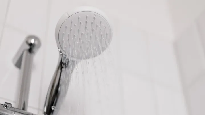 Zó maak je vieze kitranden schoon in je badkamer