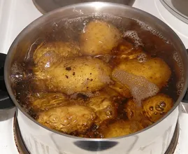 Verleihe deinen kochenden Kartoffeln einen Boost indem du diese Zutat ins Wasser gibst