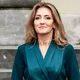 Minister Yesilgöz knipt haarlok af om Iraanse vrouwen te steunen