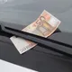 Wow! 50 Euro an deinem parkenden Auto! Mitnehmen? Das wäre ein großer Fehler...