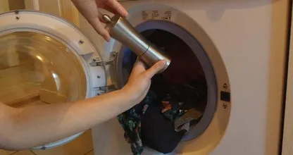 Ze gooit zwarte peper in de wasmachine, de reden? Dit is echt heel erg handig!