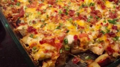 Dieses Ofengericht mit Kartoffeln und Hühnchen ist super lecker für das Wochenende!