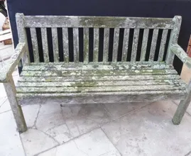 So entfernst du mit nur wenigen Schritten den grünen Schimmel deiner Gartenmöbel!