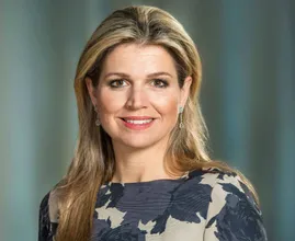 Presentator Art Rooijakkers laat koningin Máxima blozen na flirterige grap 
