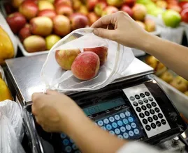 Gratis plastic zakjes voor groente en fruit verdwijnen bij Albert Heijn