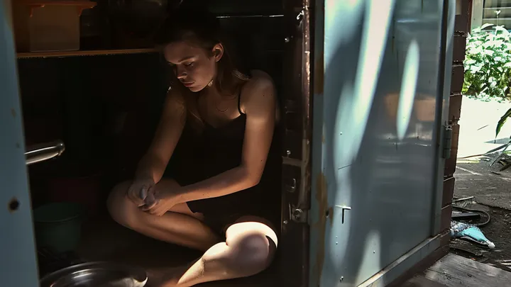 Vous ne croirez pas comment cette jeune femme a transformé une benne à ordures en une petite maison - l'intérieur vous surprendra !
