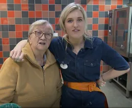 Kijkers zijn weg van Britt Dekker in haar nieuwe programma Britts Gouwe Ouwe