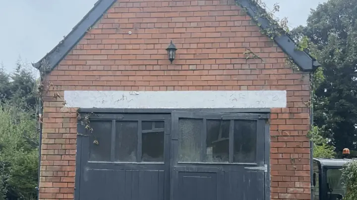 Deze vrouw woont in een garage - maar wacht tot je de binnenkant ziet!