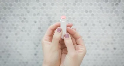 Hast du dir schon mal Lippenbalsam in die Haare geschmiert? Aus diesem Grund solltest du das mal ausprobieren