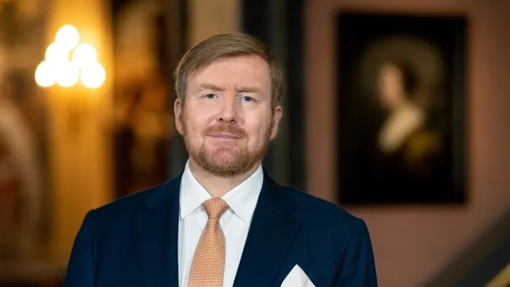 Koning Willem-Alexander neemt kijkje bij coronatests