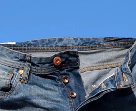 Wie oft wäschst du deine Jeans? Eigentlich gehört sie nur so oft in die Waschmaschine