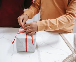 Inpakhack: zo pak je makkelijk cadeautjes met een onhandige vorm in