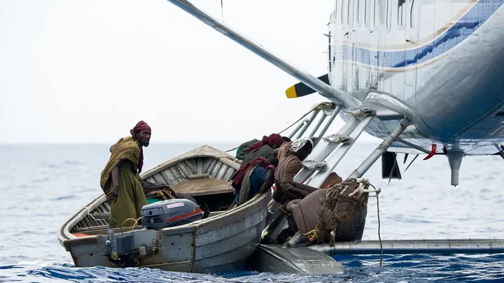 Ein Wasserflugzeug macht eine Notlandung im Meer und trifft auf Piraten - aber was die Piloten tun, um zu überleben, verblüfft sie alle!