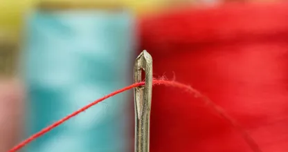 Lifehack: zo rijg je je draad gemakkelijk door de naald