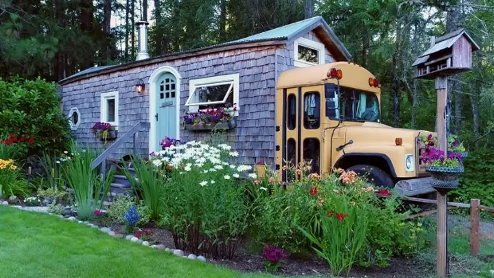 Transforming a school bus and an old container into a house – this family did it!