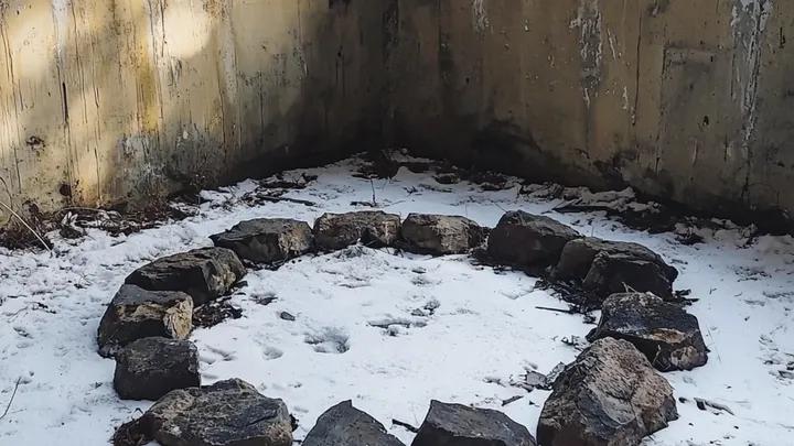Um navio abandonado flutua perigosamente perto de um vilarejo - um homem fica pálido quando vê o que há nele