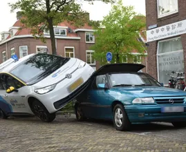 Lesauto belandt bovenop geparkeerde auto door verkeerde pedaal