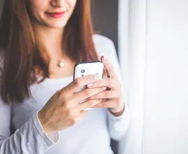 Dit doet het blauwe licht van je telefoon dus echt met je gezondheid