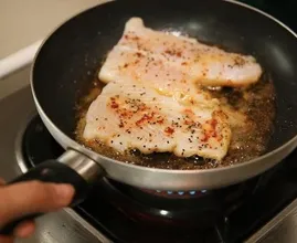 Du liebst Fisch, den Geruch aber weniger? So riecht dein Haus nach dem Kochen wieder frisch!