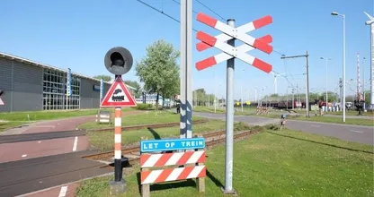 Aanrijding op onbewaakte spoorwegovergang in Friesland: twee doden