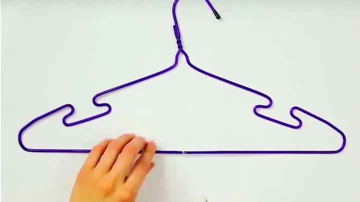 This is why you should hang a clothes hanger in your kitchen