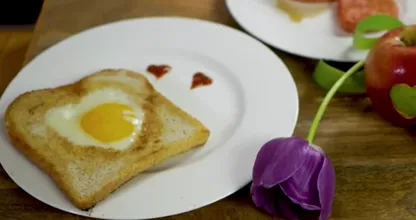 In nur 5 Minuten zauberst du mit diesen Tricks ein ganz besonderes Valentinstag Frühstück!
