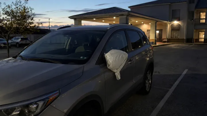 Coloca siempre una bolsa en el retrovisor del coche cuando viajes solo: te explicamos por qué...