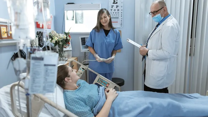3 Weken na de geboorte van een tweeling voelde moeder zich ziek - toen de dokter de echo zag, zei hij: "Het spijt me"