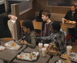 Tieners pesten jongen bij Burger King, merken man op bank niet op