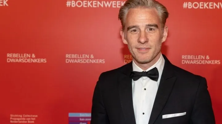 Art Rooijakkers reageert op verkoudheid tijdens uitzending Jinek