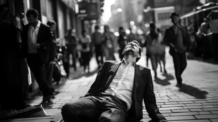 Wil iemand helpen? Gewonde man stort in op drukke straat
