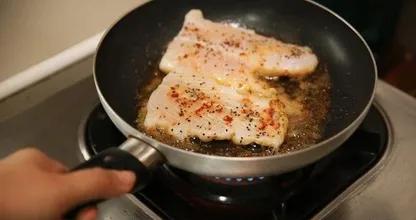 Du liebst Fisch, den Geruch aber weniger? So riecht dein Haus nach dem Kochen wieder frisch!