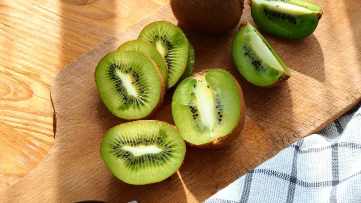 Wat is gezonder: een gele of een groene kiwi?