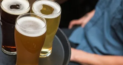 Stralend lenteweer op eerste dag met open terrassen
