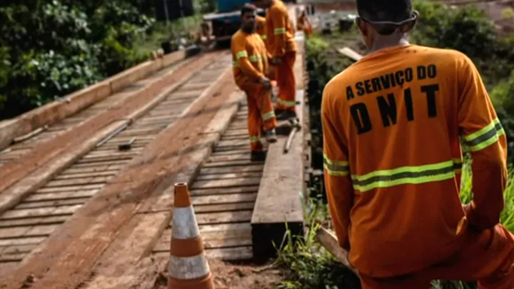 ¡Estos trabajadores encontraron una serpiente gigante - no creerás lo que encontraron dentro!